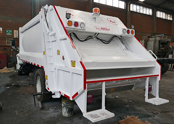 compactador de basura sobre camion sencillo