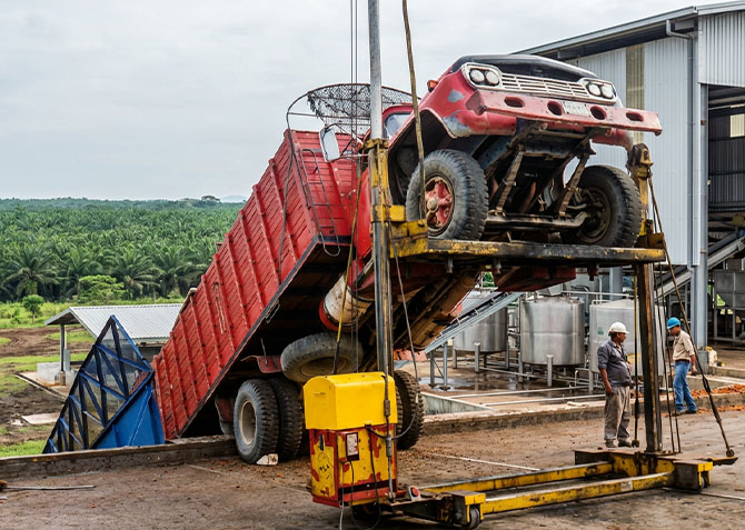 Sistema hidraulico de elevador para descarga segura de camiones en plantas de palma