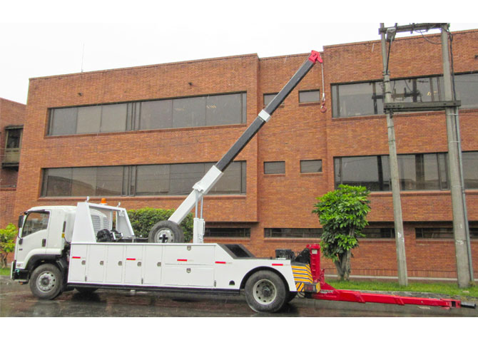 camion grua camabaja con moto asegurada