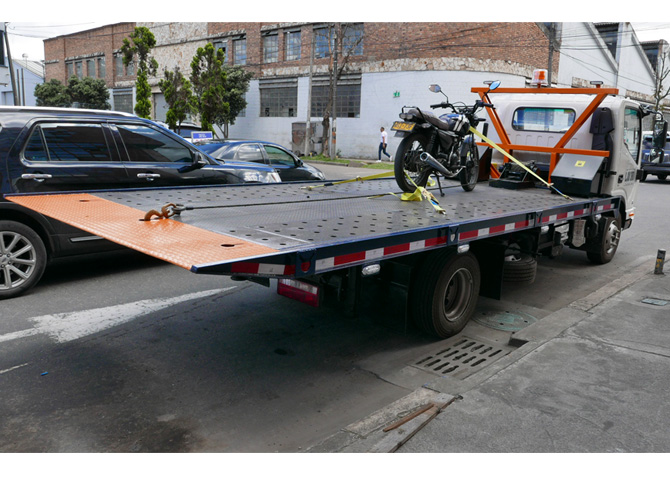 camion grua camabaja con moto asegurada