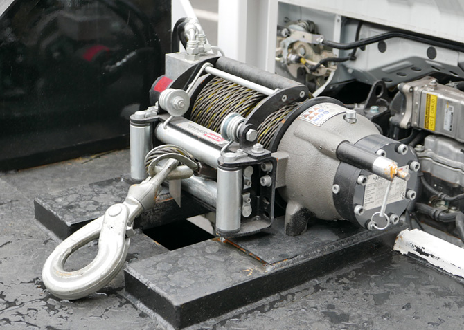 winche sobre plataforma para arrastre de vehiculo