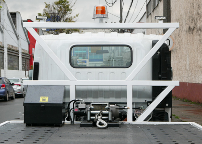 barra antivuelco con las luces reglamentarias operacion de grua