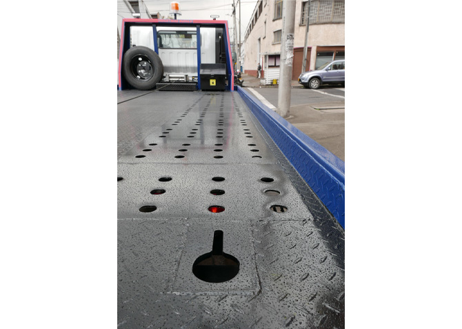 superficie de plataforma en alfajor con orificios para enganche de eslinga