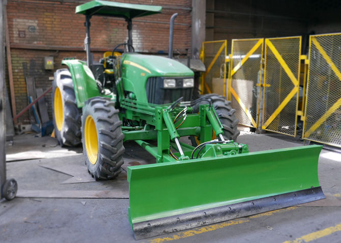 Pala niveladora sobre tractor john deere