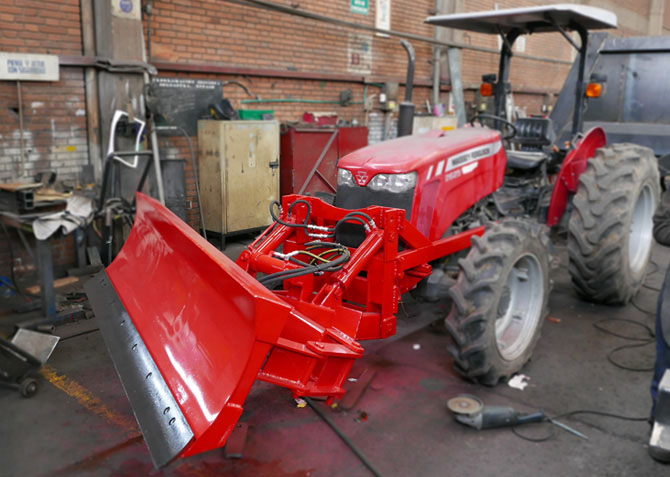cuchilla agricola sobre tractor massey ferguson